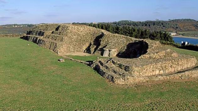The quarry cut in the Barnenez cairn with burial chambers left exposed