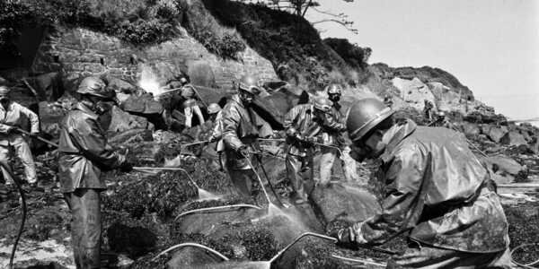 Marines of the 23rd regiment cleaning the Brittany coast, 1978